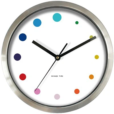 Um relógio de parede de aço pode ser usado em um corredor?